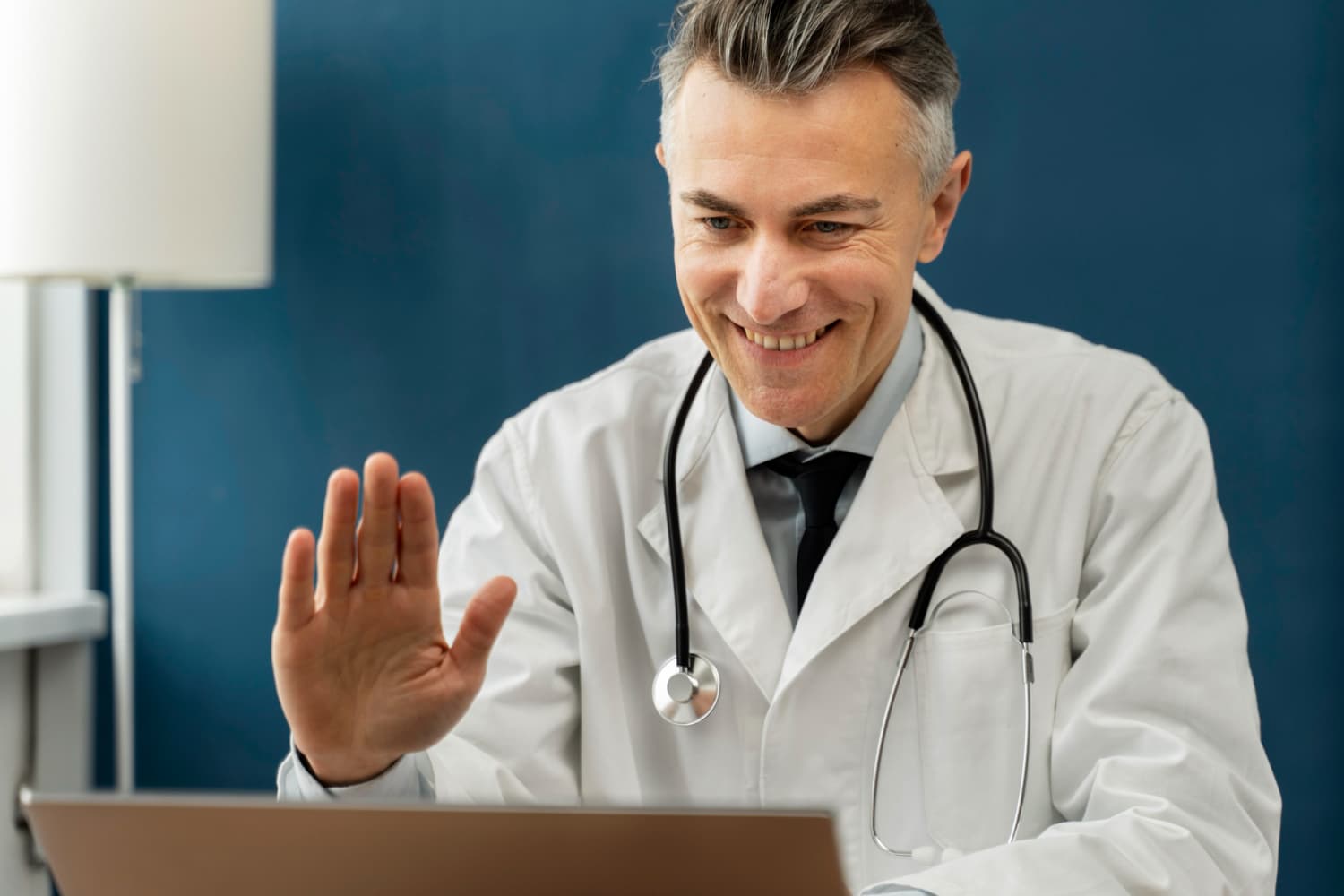 Médico revisando documentación clínica digital