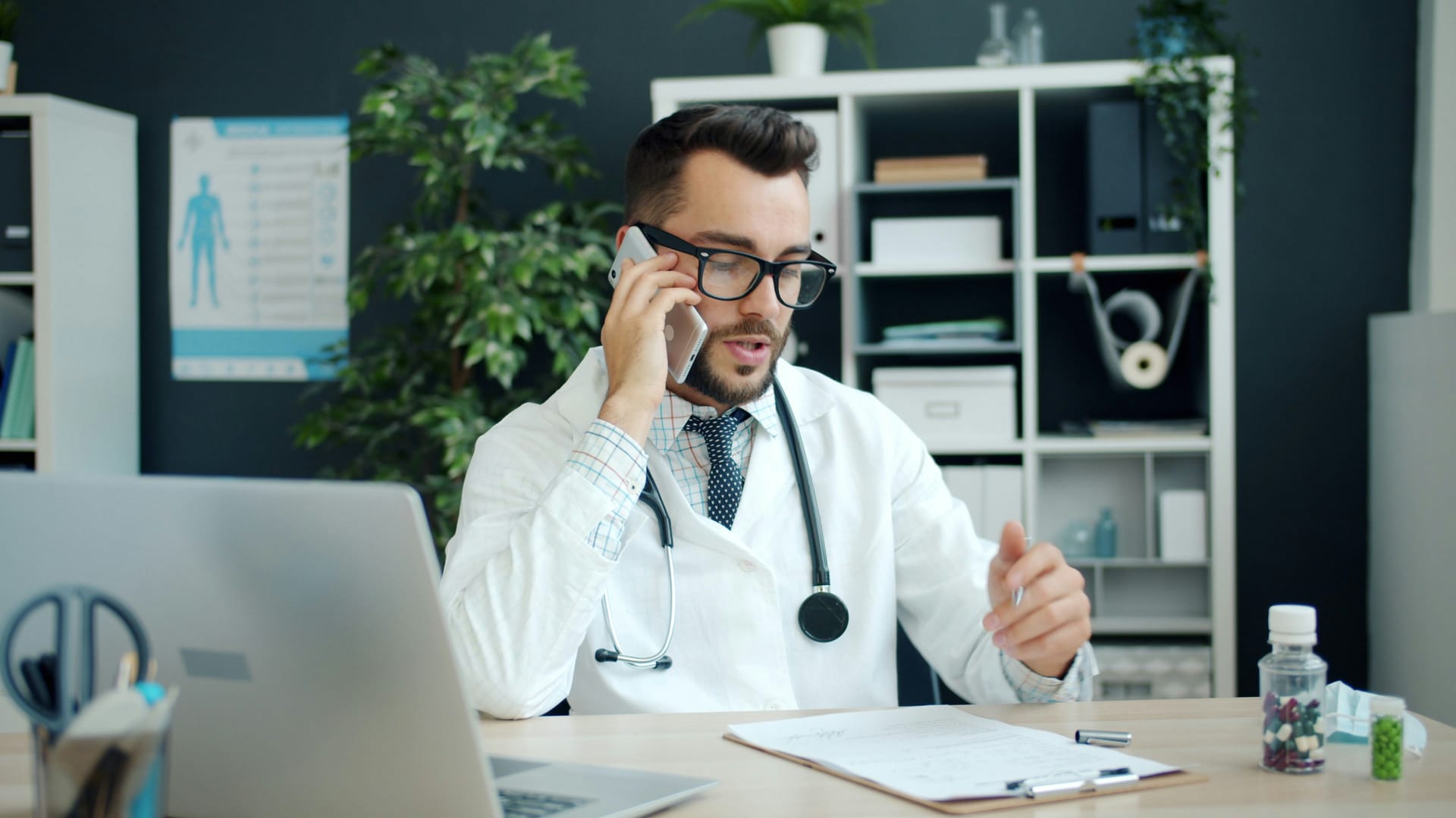 Médico colegiado atendiendo consulta online en España